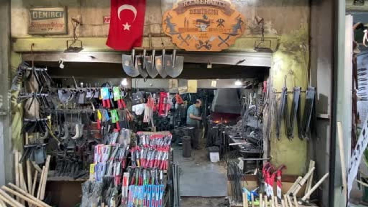 Bin 200 derecelik ateşte demiri sanata dönüştürüyorlar