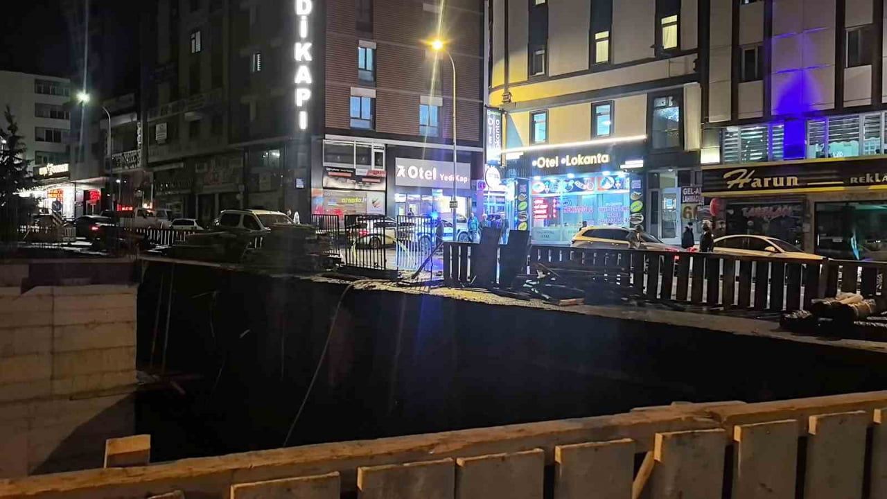 ERZURUM’UN MERKEZ LALAPAŞA MAHALLESİ’NDE ETKİLİ OLAN YOĞUN SAĞANAK YAĞIŞ, İNŞAAT ALANINDA GÖÇÜĞE...