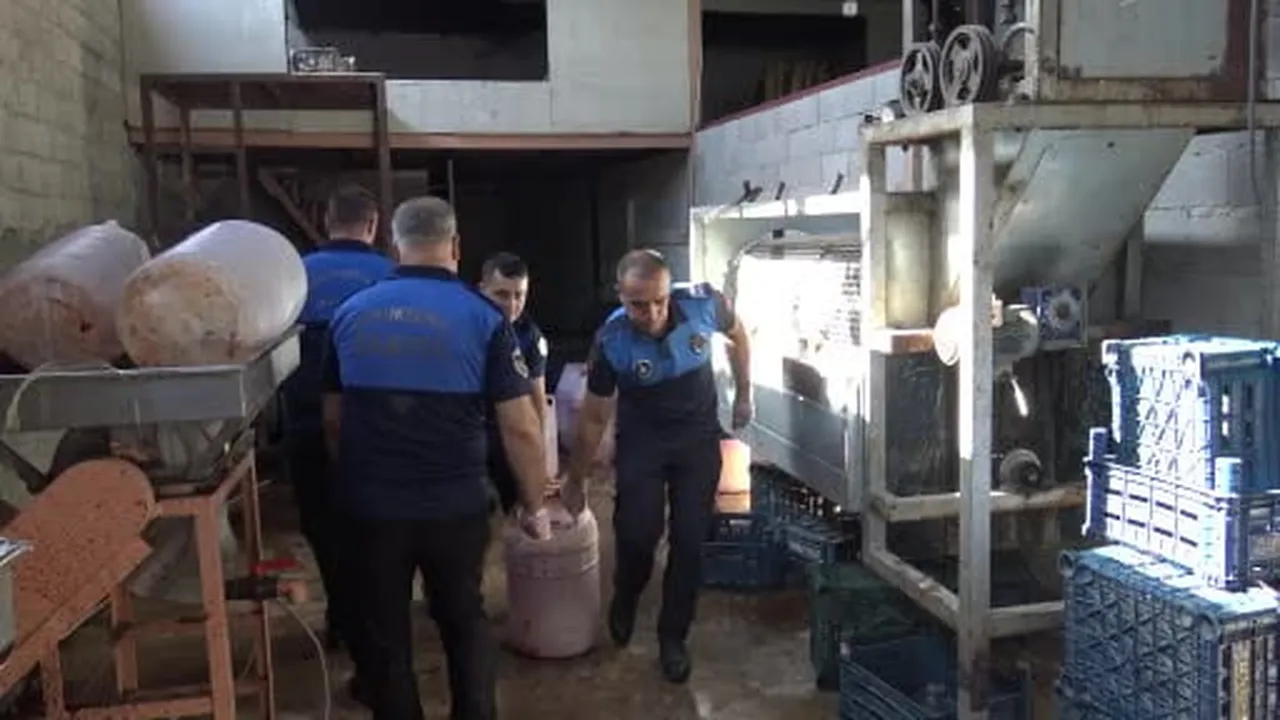 Şanlıurfa’da mide bulandıran görüntüler: Salça ve pul biberde sağlık skandalı