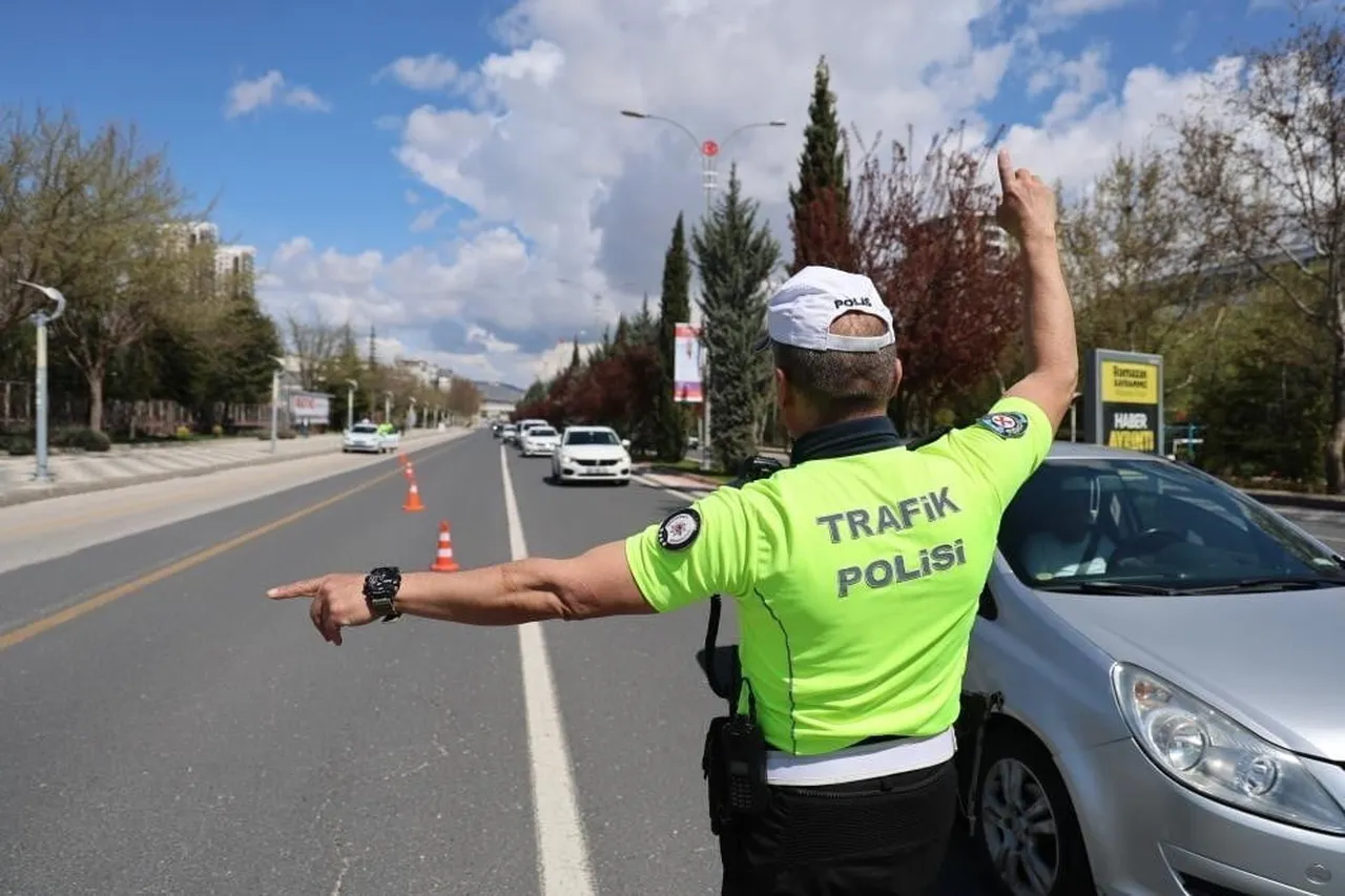 DÜZCE’DE DENETİM YAPAN POLİS VE JANDARMA EKİPLERİ KURAL TANIMAYAN SÜRÜCÜLERE GEÇİT VERMİYOR. 17...