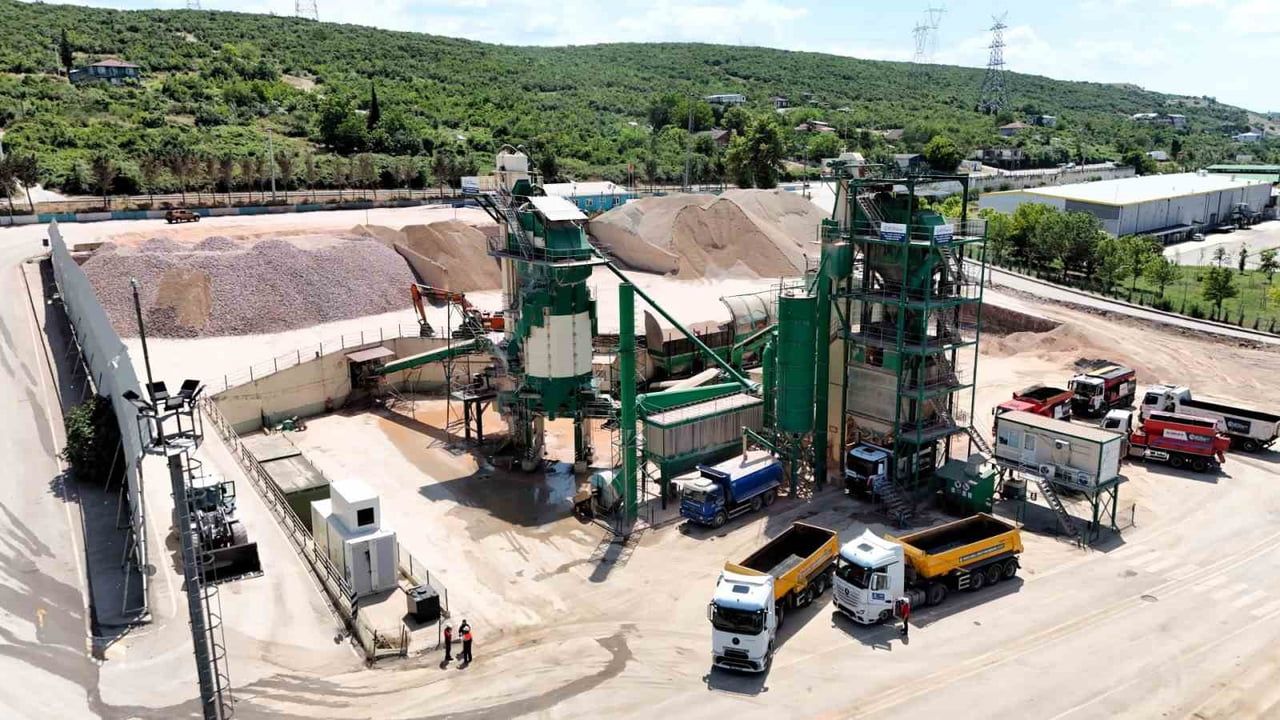 KOCAELİ BÜYÜKŞEHİR BELEDİYESİ, KENDİ TESİSLERİNDE ÜRETTİĞİ ASFALTLA YOL YATIRIMLARINI SÜRDÜRÜRKEN...