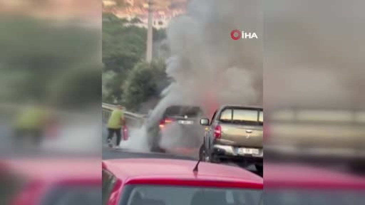 Seyir halinde alev alan araç demir yığınına döndü