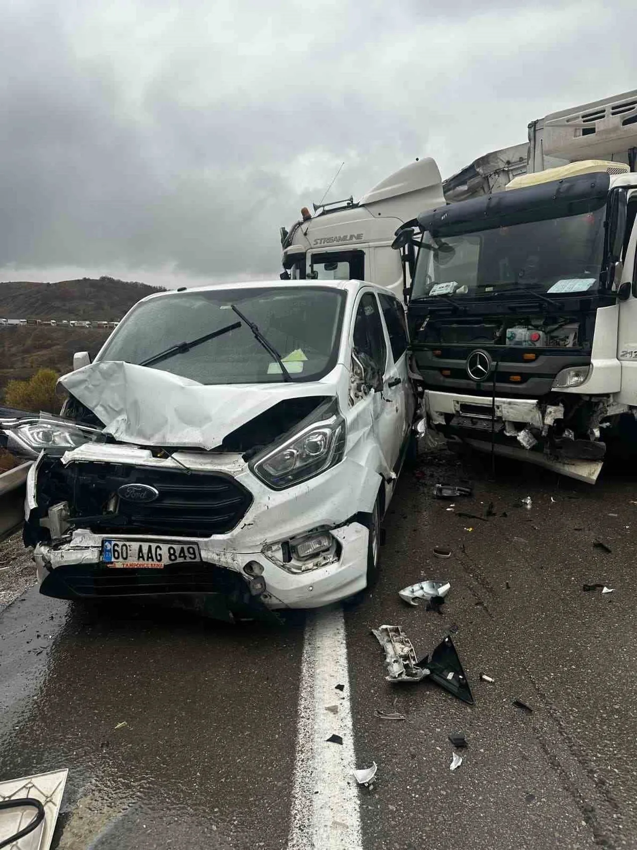 ERZURUM’UN AŞKALE İLÇESİNDEKİ TEPEBAŞI GEÇİDİ’NDE MEYDANA GELEN ZİNCİRLEME TRAFİK KAZASINDA 3...