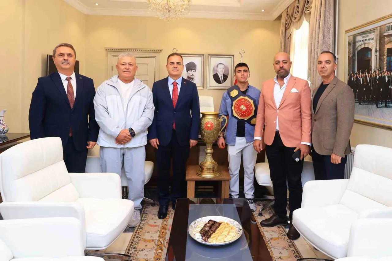 MUĞLALI GENÇ PEHLİVAN BUĞRA VALİ AKBIYIK’I ZİYARET ETTİ