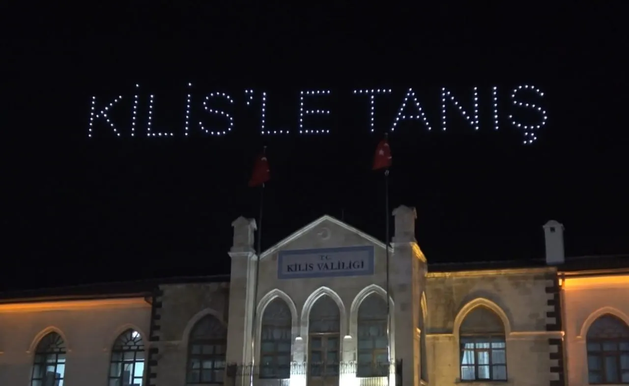 SINIRIN SIFIR NOKTASINDA MERCİDABIK ZAFERİ COŞKUSU GÖKYÜZÜNE YANSIDI