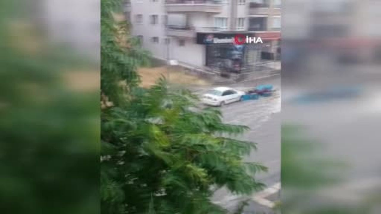 Ankara'da şiddetli sağanak: Sel suları motosikletleri sürükledi