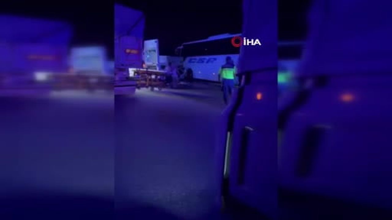 Yolcu otobüsü makaslayan tıra çarptı: 1 ölü, 5 yaralı