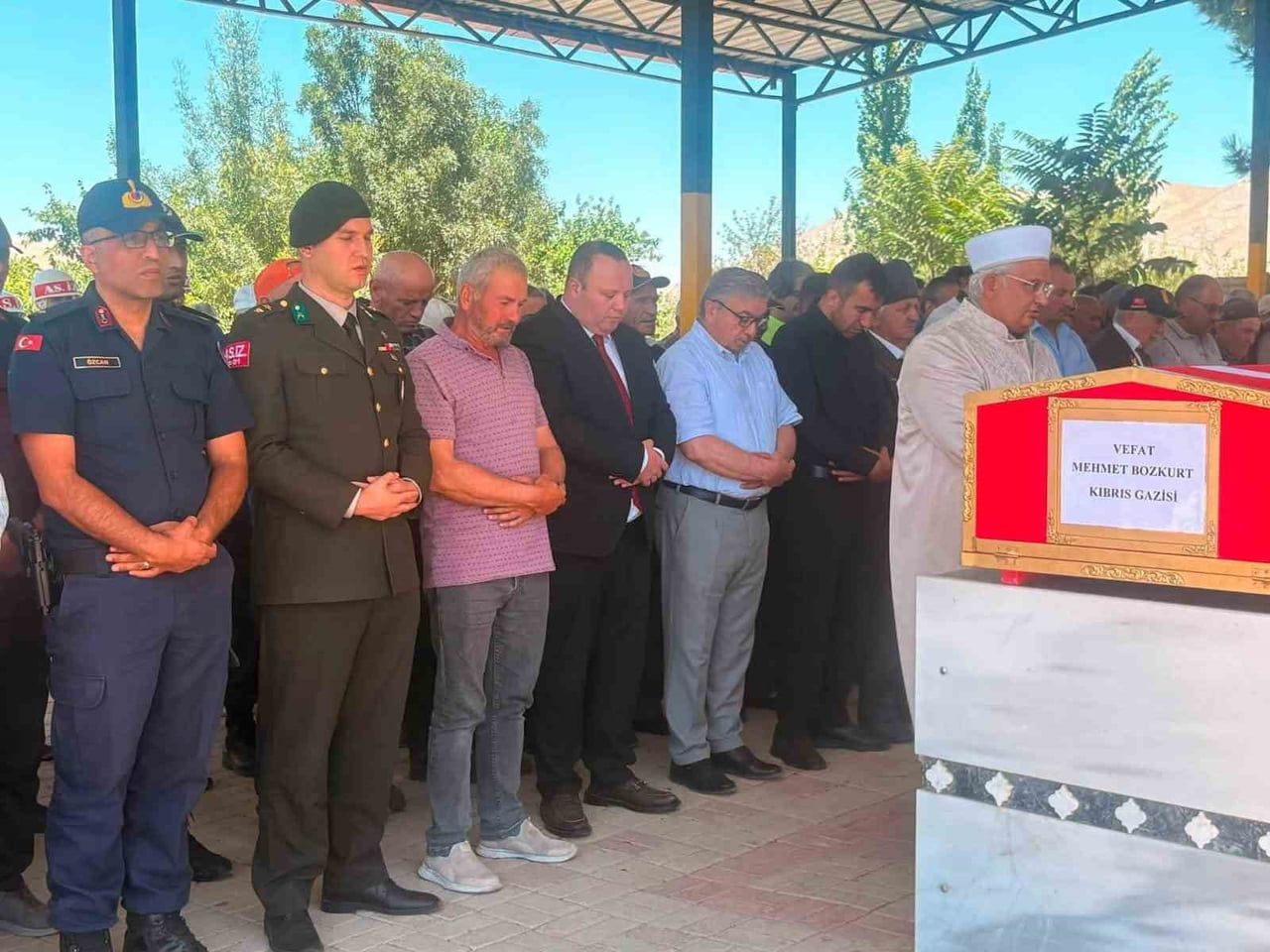 AFYONKARAHİSAR'IN 73 YAŞINDA VEFAT EDEN KIBRIS GAZİSİ MEHMET BOZKURT İÇİN ASKERİ TÖREN...