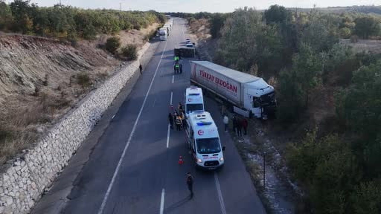 Edirne’de tır kuyruğunda kaza: Tır ile kamyonet çarpıştı, 4 yaralı