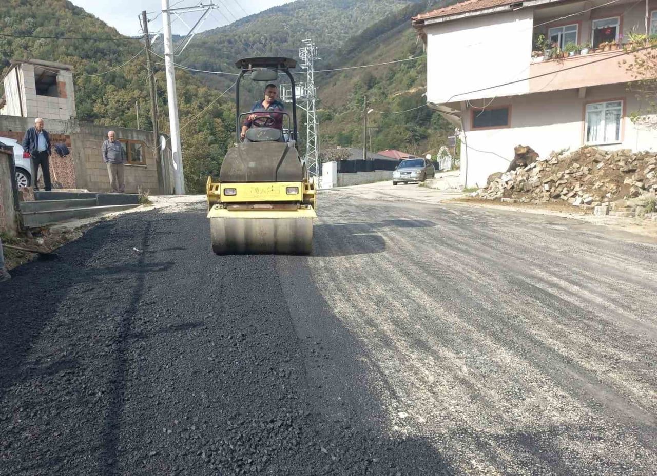 DÜZCE İL ÖZEL İDARESİ EKİPLERİ, ÇİLİMLİ İLÇESİNE BAĞLI HIZARDERE KÖYÜ’NDE BOZULAN YOL BÖLÜMLERİNİN...