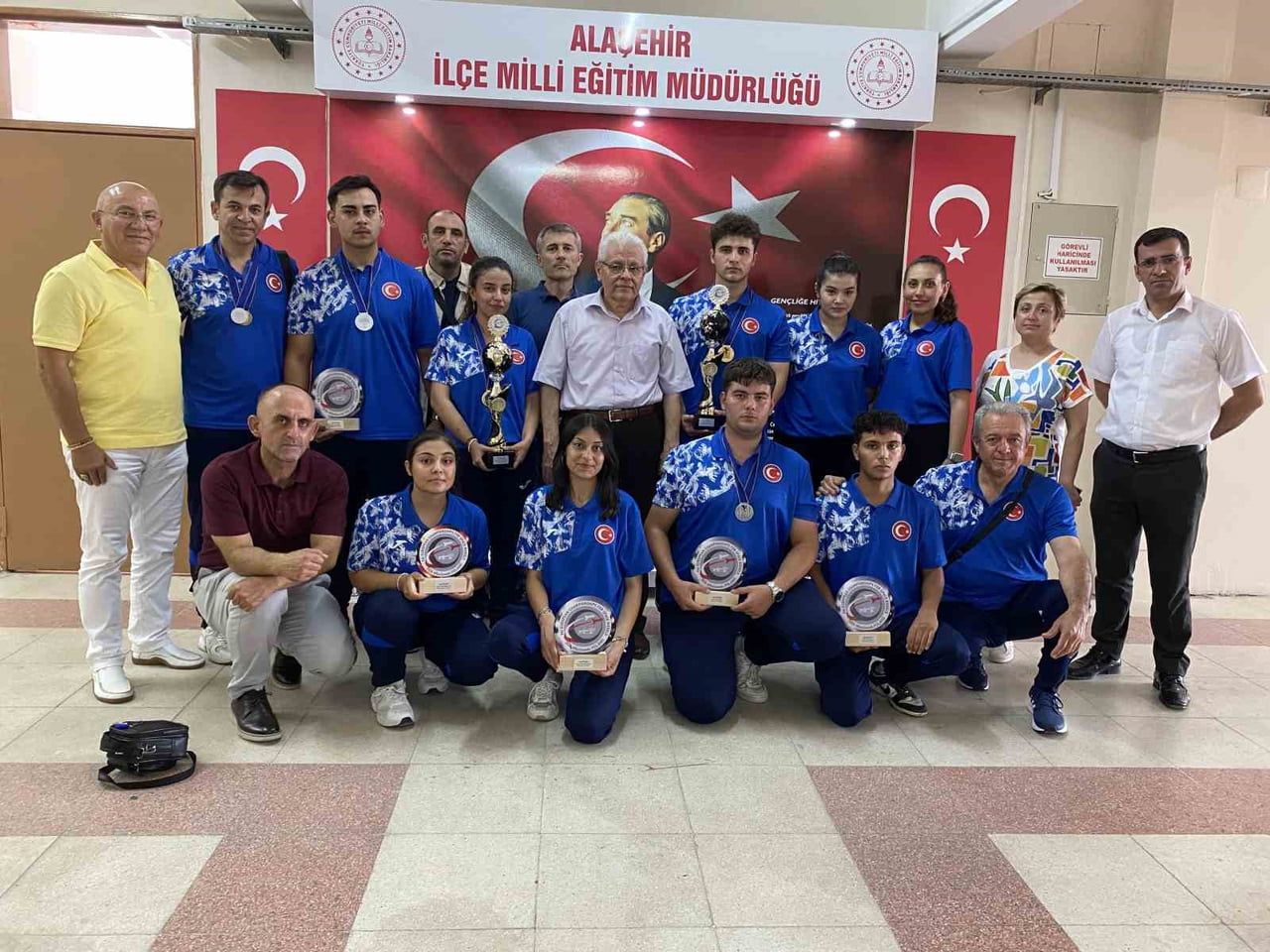 AVRUPA ŞAMPİYONASI'NDAN KUPALARLA DÖNEN ALAŞEHİRLİ SPORCULAR, ALAŞEHİR İLÇE MİLLİ EĞİTİM MÜDÜRÜ...