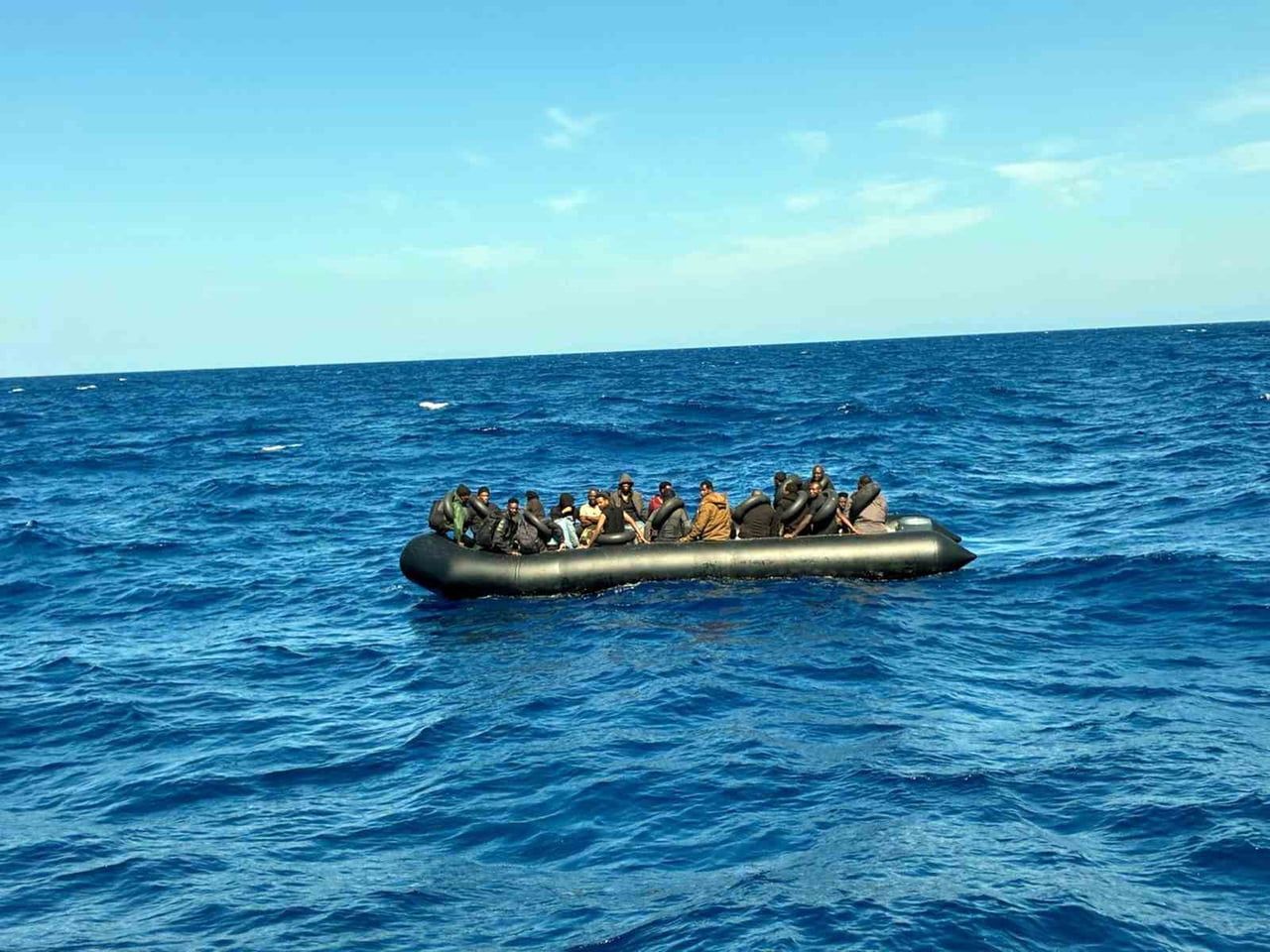 MUĞLA’NIN DALAMAN İLÇESİ AÇIKLARINDA HAREKET HALİNDEKİ LASTİK BOT İÇİNDE ÜÇÜ ÇOCUK 39 DÜZENSİZ...