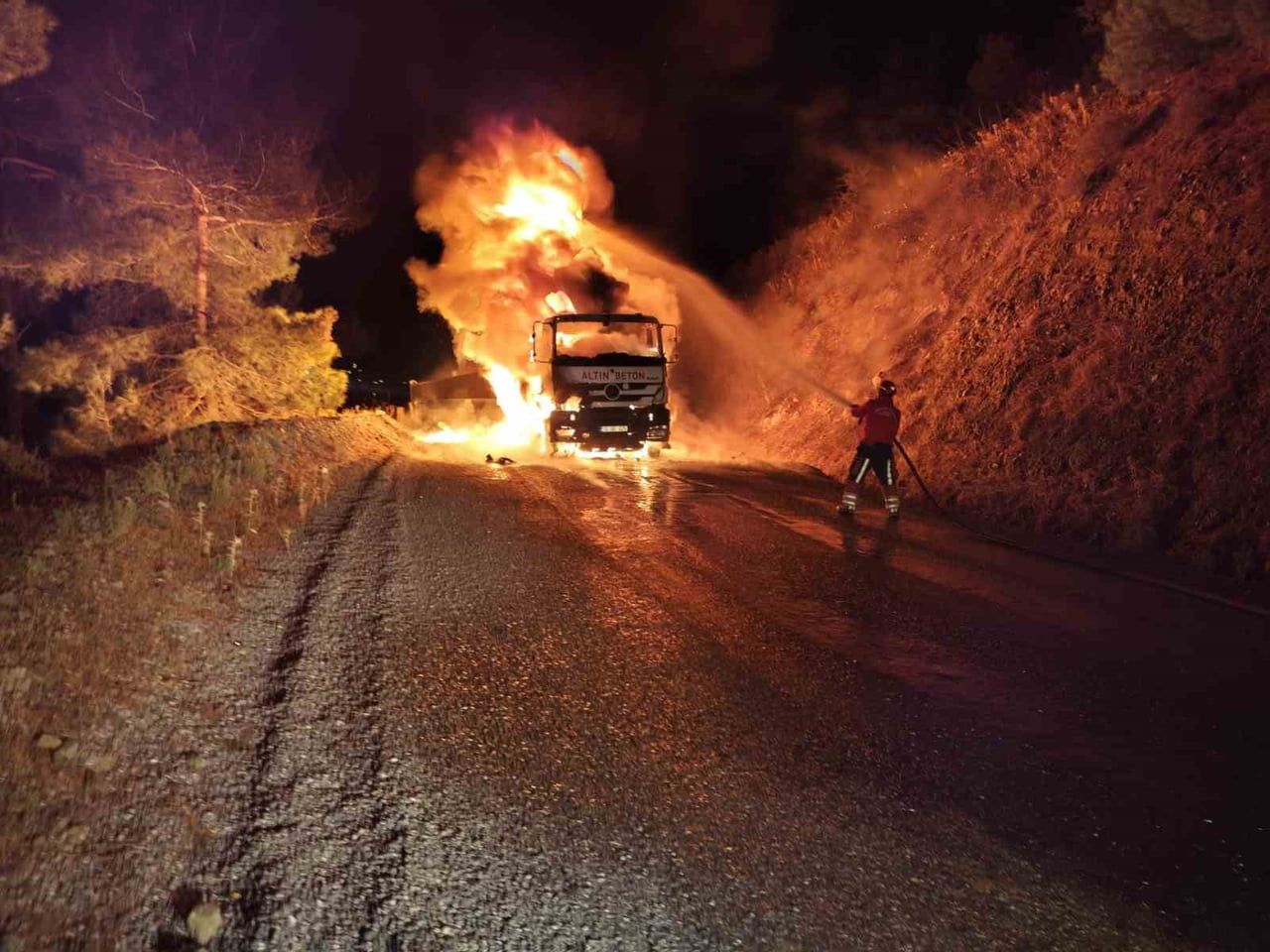 BALIKESİR’İN HAVRAN İLÇESİNDE SEYİR HALİNDEYKEN ALEV ALAN KAMYON, İTFAİYE VE ORMAN İŞLETME...