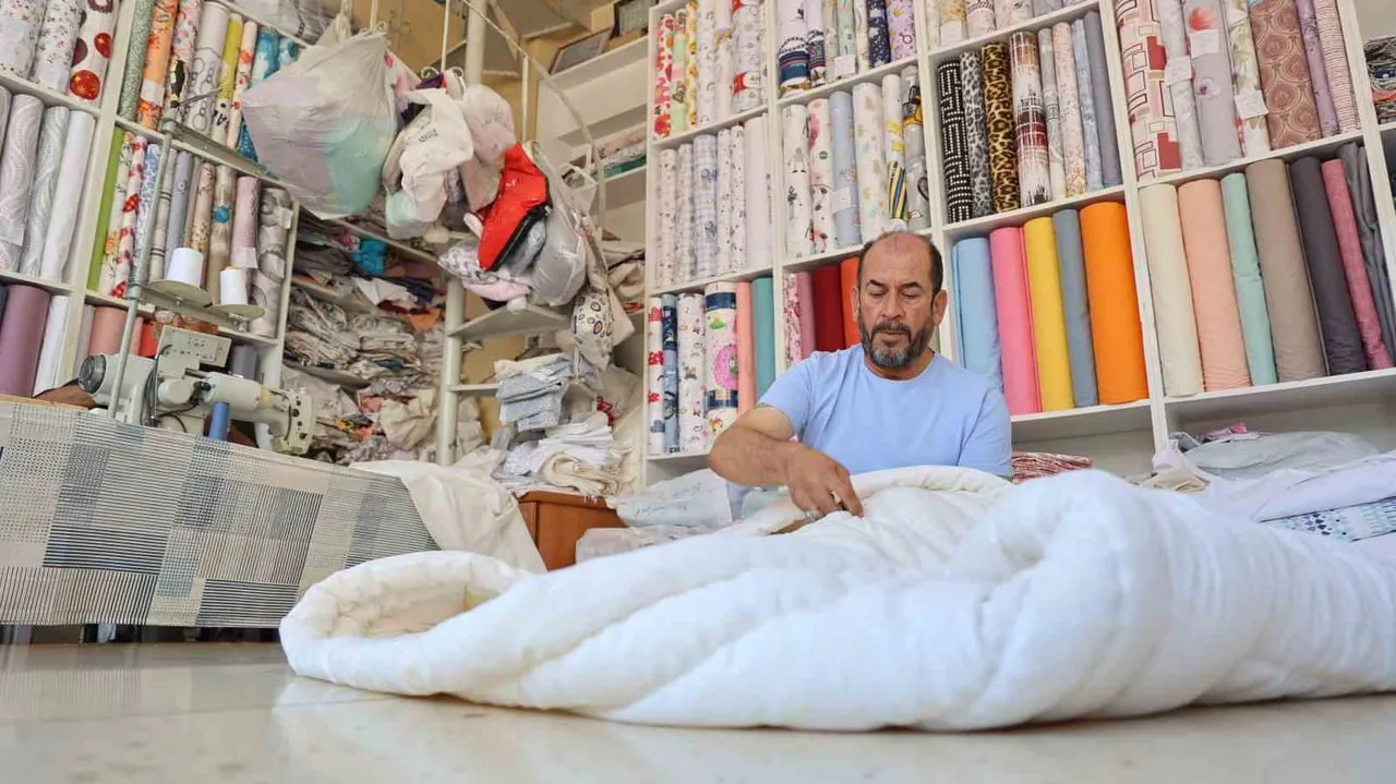 KIRŞEHİR'DE GURBETÇİ YOĞUNLUĞU YORGANCI ESNAFININ İŞLERİNİ ARTIRDI