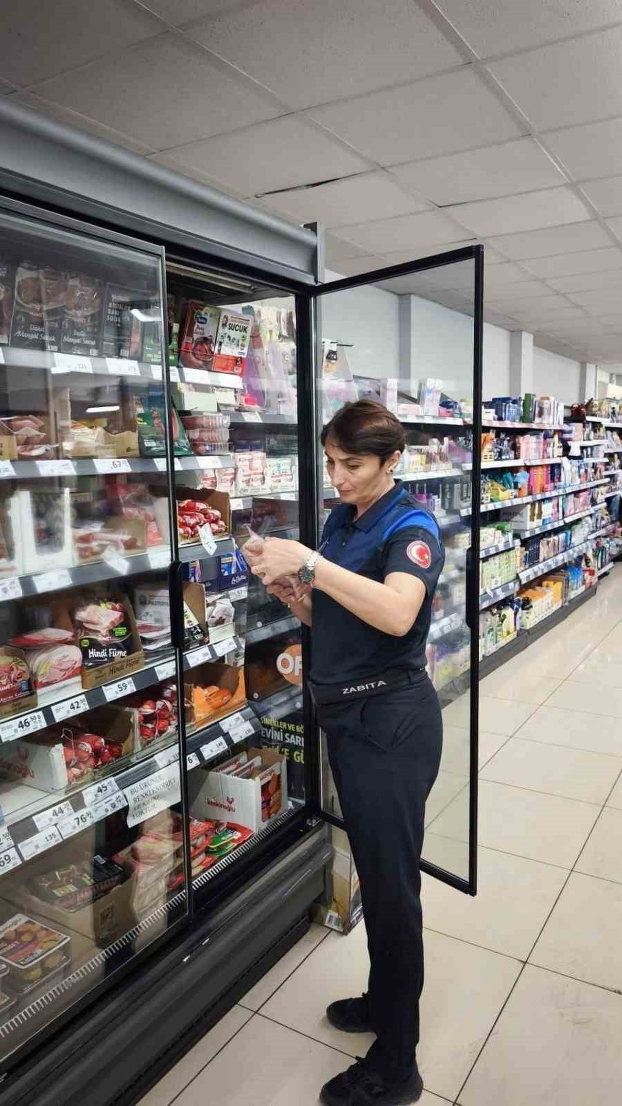 DEVREK BELEDİYESİ ZABITA MÜDÜRLÜĞÜ, VATANDAŞLARIN GÜVENLİ ALIŞVERİŞİ İÇİN MARKETLERDEKİ...