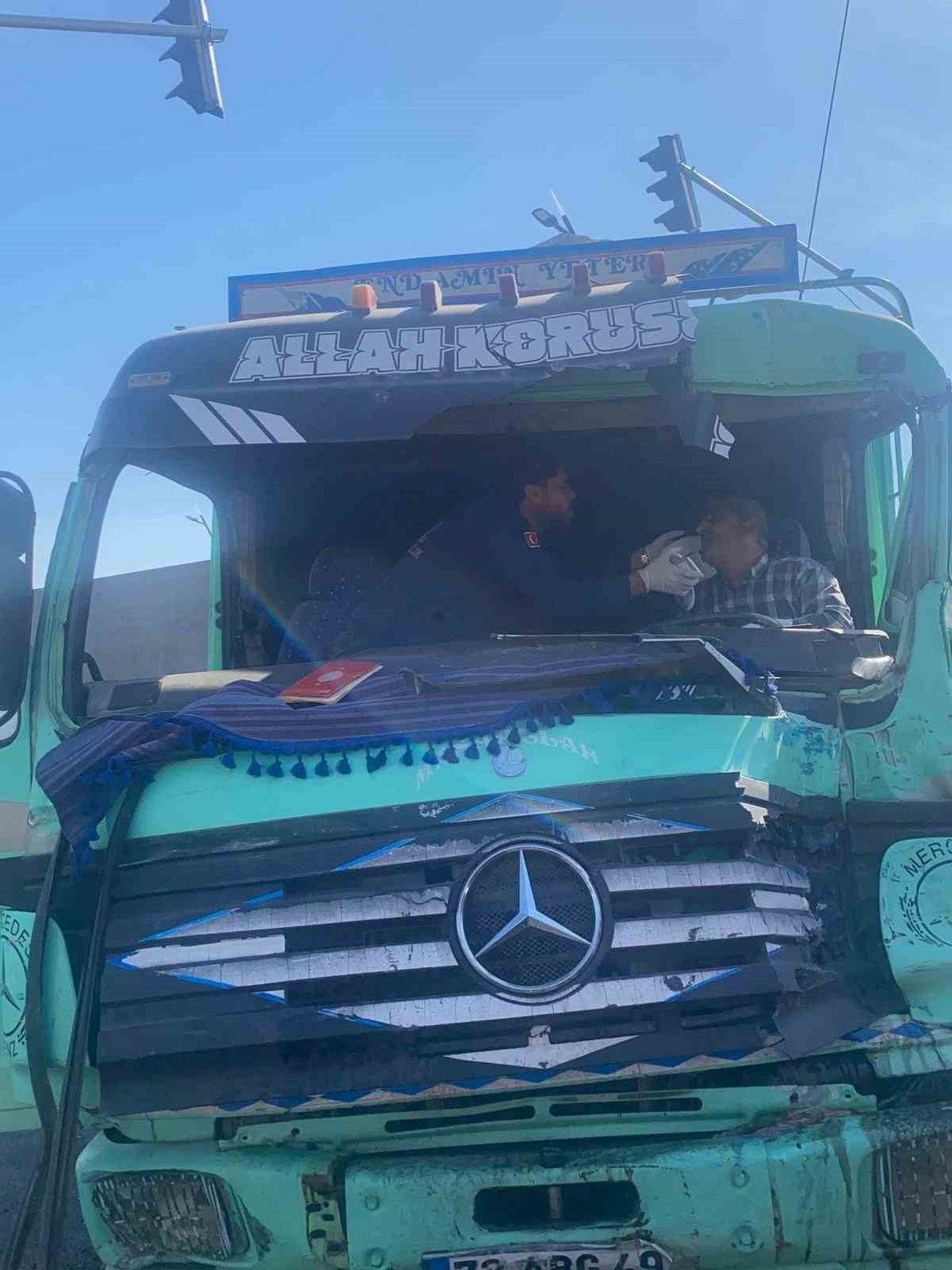BATMAN’DA KAMYON İLE TIRIN ÇARPIŞMASI SONUCU ARAÇ İÇERİSİNDE SIKIŞAN TIR SÜRÜCÜSÜ, İTFAİYE...