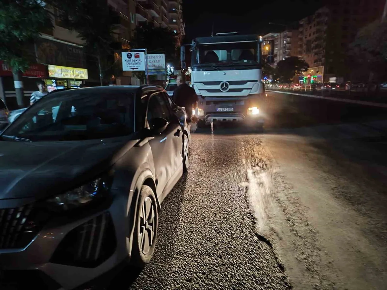 BATMAN’DA BETON MİKSERİ İLE OTOMOBİLİN ÇARPIŞTIĞI TRAFİK KAZASINDA YARALANAN OLMAZKEN, ARAÇLARDA...