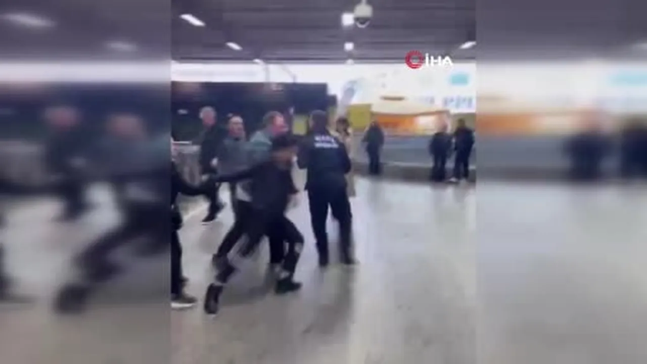 Mecidiyeköy metrobüs durağında kavga kamerada: Güvenlik görevlisi tartıştığı kişiye tekme...