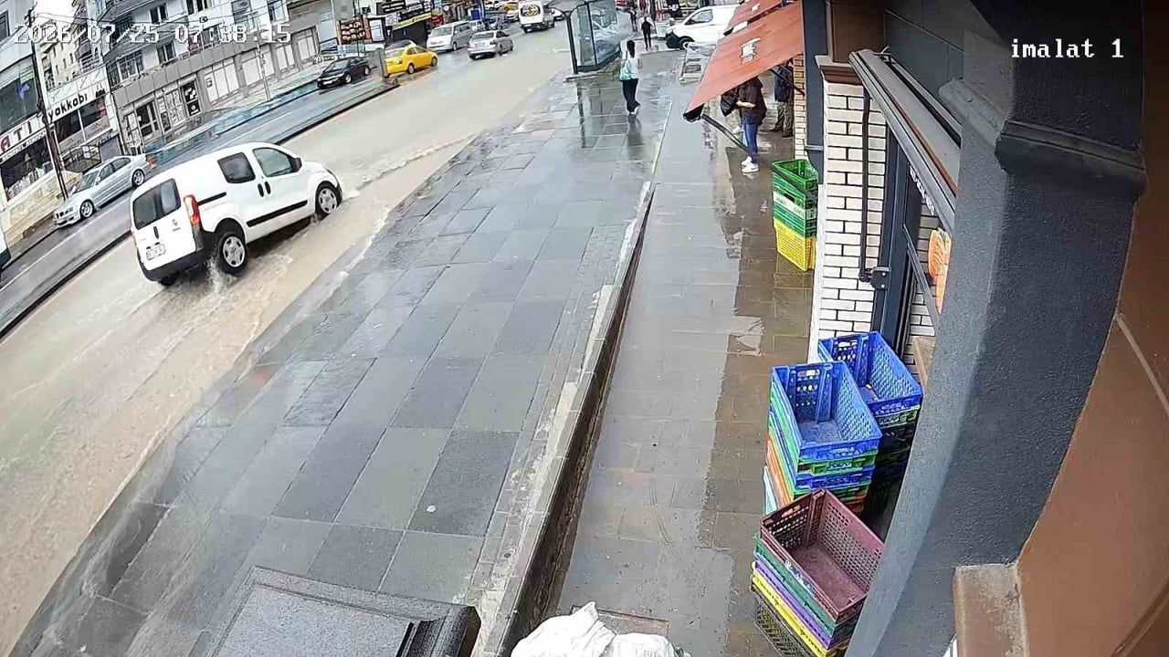 YAĞIŞ SONUCU ÇÖKEN YOLA DÜŞEN ARAÇ, GÜVENLİK KAMERASINA YANSIDI.