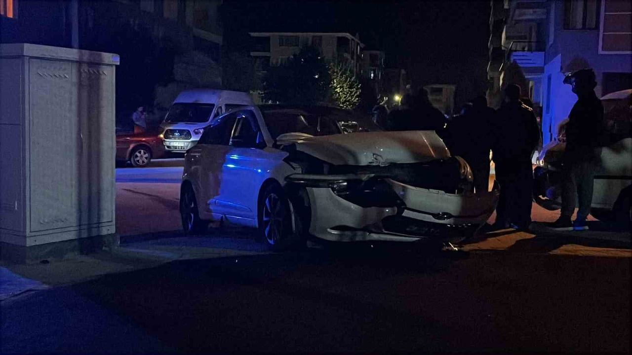 ÇORUM'DA KAZADA İKİ OTOMOBİL ÇARPIŞTI. 4 KİŞİ YARALANDI