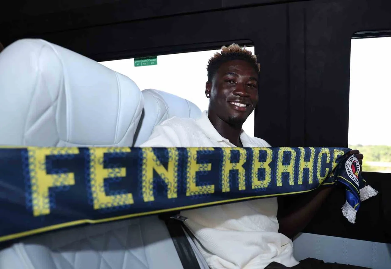 FENERBAHÇE, FRANSIZ EKİPLERİNDEN NİCE'İN FORMASINI GİYEN GANALI STOPER KOJO PEPRAH OPPONG'U...