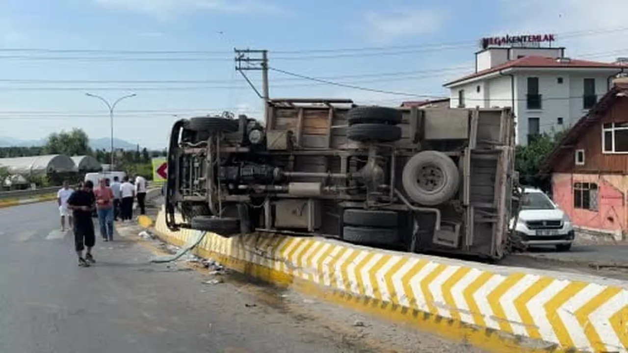 Rampadan inerken kontrolden çıkan kamyon bariyere çarpıp yan yattı