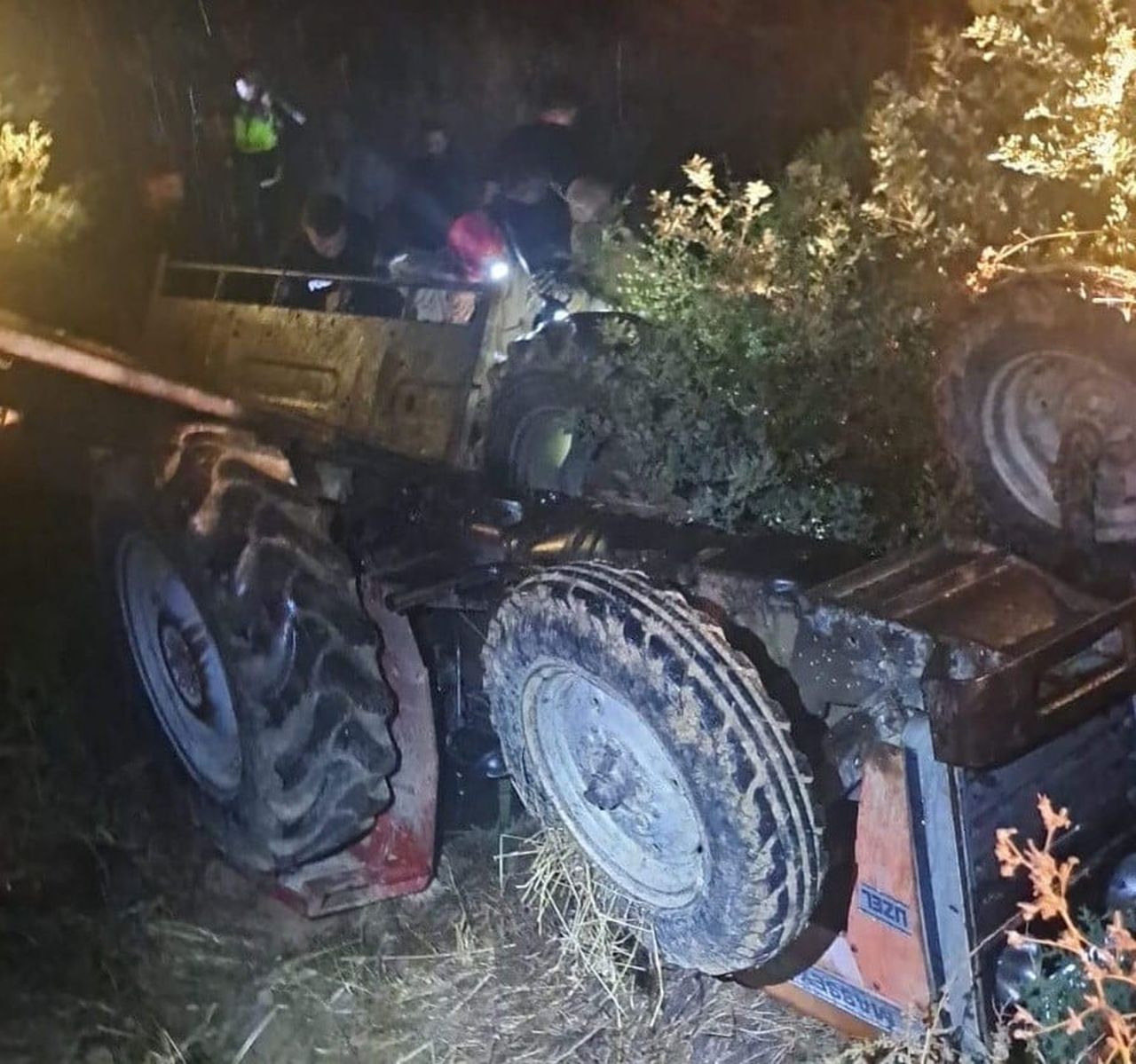 İZMİR'İN KİRAZ İLÇESİNDE KONTROLDEN ÇIKARAK DEVRİLEN TRAKTÖRÜN ALTINDA KALAN SÜRÜCÜ HAYATINI...