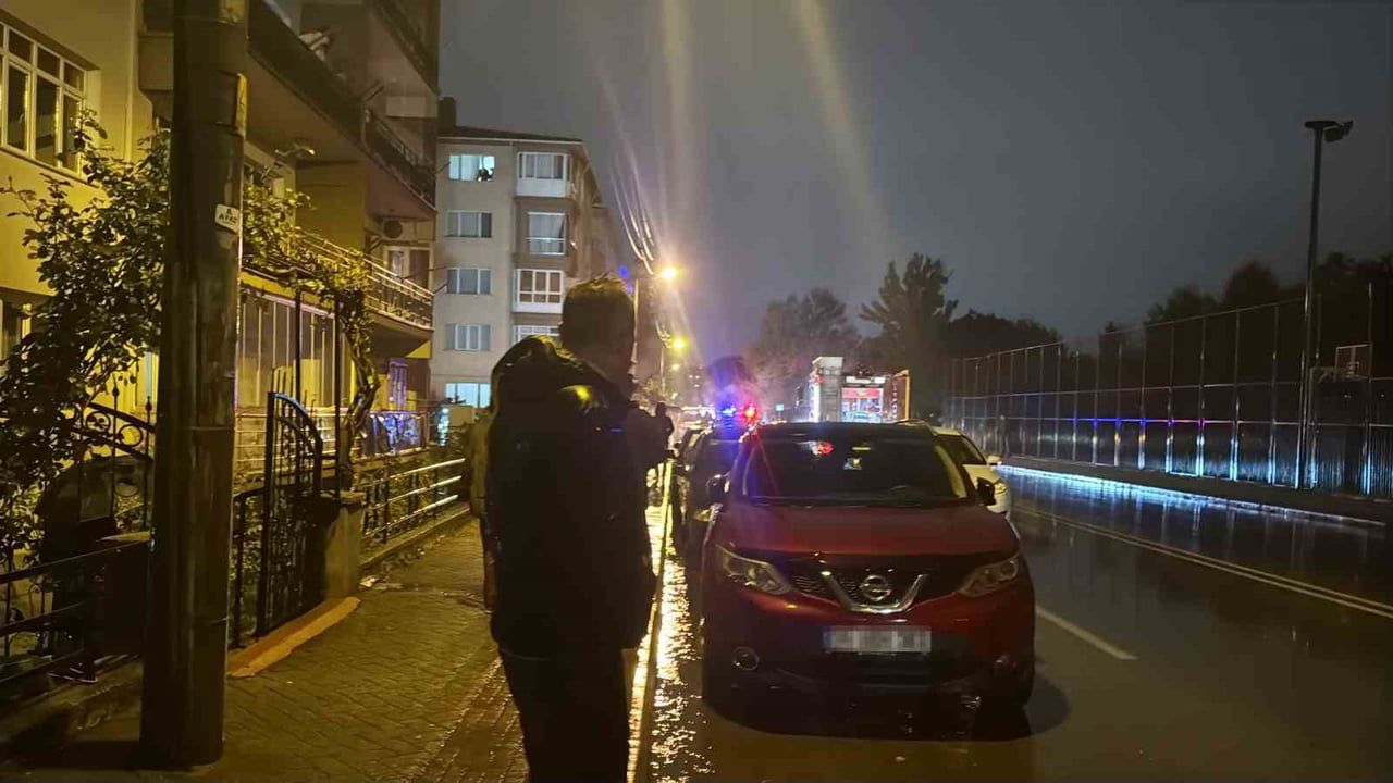 2.17 PROMİL ALKOLLÜ OLDUĞU TESPİT EDİLEN SÜRÜCÜ OTOMOBİLİNİN YANIŞINI SİGARA İÇEREK...