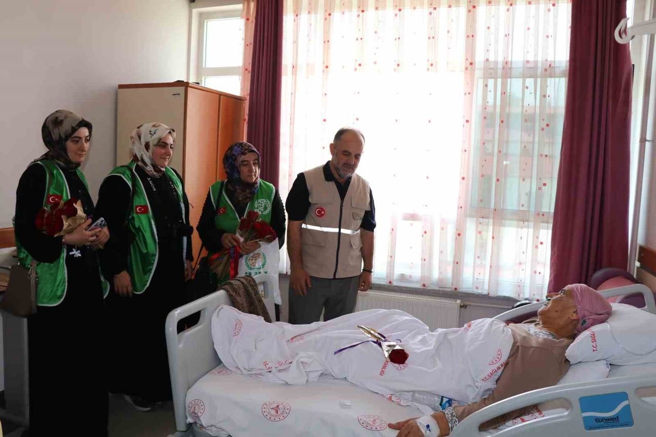 ERZURUM’DA BİT GRUP GÖNÜLLÜ, OLTU İLÇESİ DEVLET HASTANESİ'NDE TEDAVİ GÖREN HASTALARI ZİYARET...