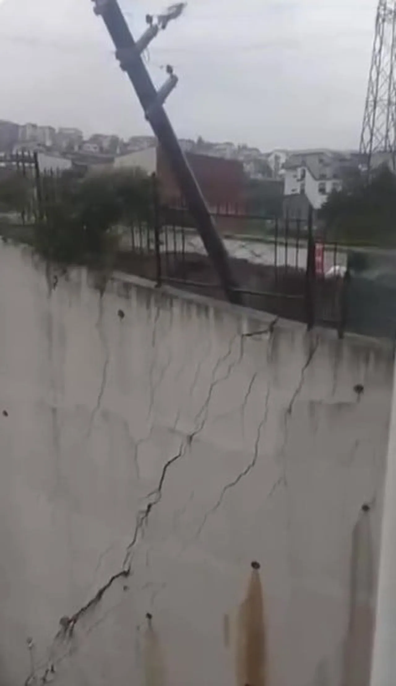 KOCAELİ’DE ETKİLİ OLAN YAĞIŞIN ARDINDAN İSTİNAT DUVARI ÇÖKTÜ. ÇÖKME SIRASINDA DUYULAN ÇATIRDAMA...