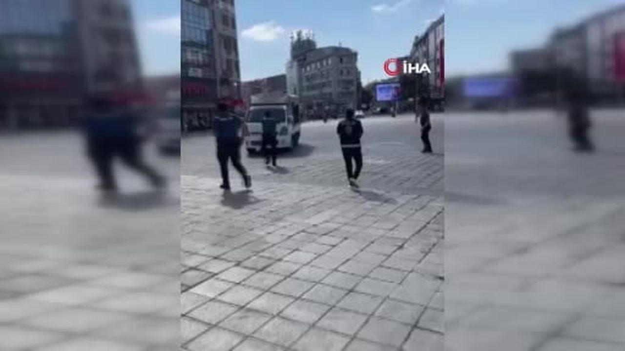 Esenler'de kendisine kesici aletle zarar veren şahıs, aracını polisin üzerine sürdü