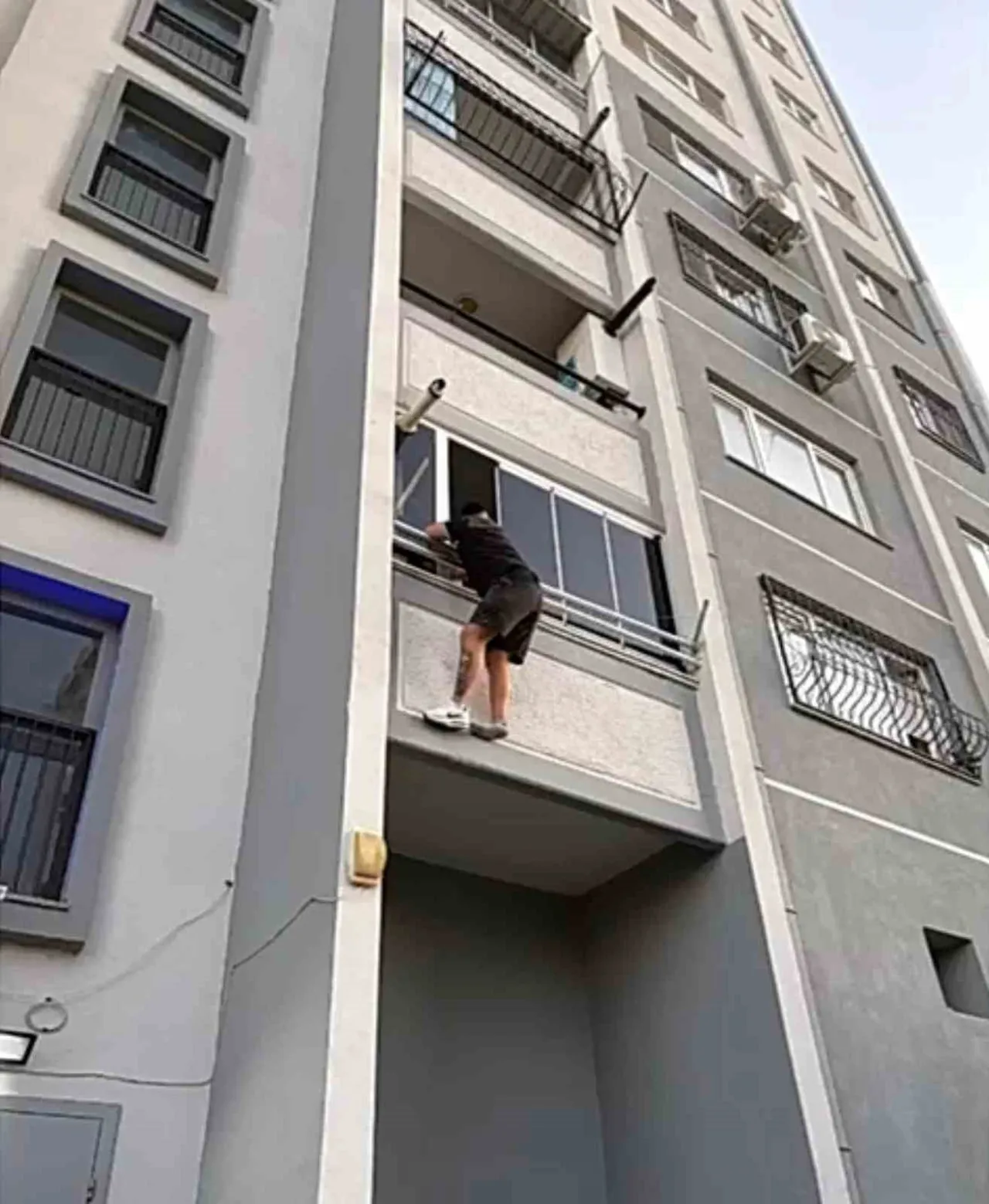 BALKONDAN SARKTIĞI SIRADA YAKAYI ELE VEREN ŞAHIS, ADLİ MAKAMLARA SEVK EDİLDİ.