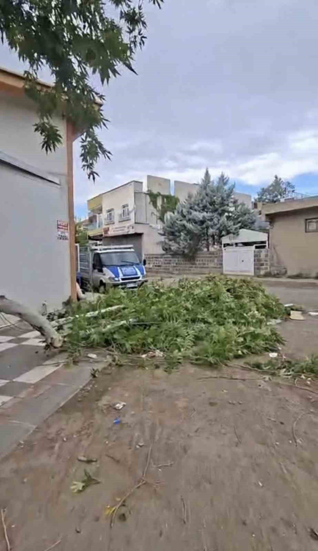 ŞANLIURFA’NIN SİVEREK İLÇESİNDE ANİDEN BASTIRAN FIRTINA, KISA SÜRELİĞİNE VATANDAŞLARA ZOR ANLAR...