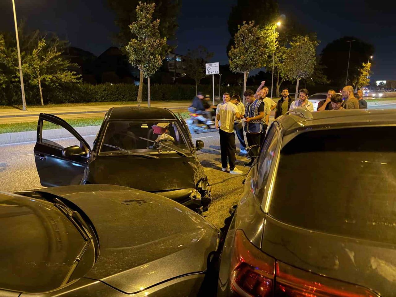 MALTEPE'DE  KONTROLDEN ÇIKAN OTOMOBİL TERS YÖNE GİREREK PARK HALİNDEKİ İKİ ARACA ÇARPTI : 1...
