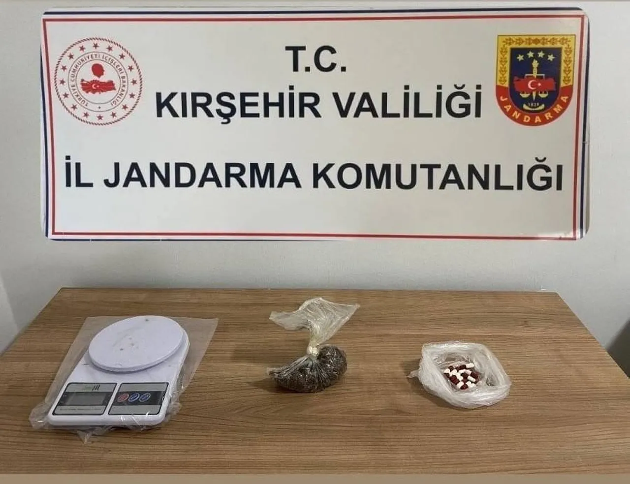 KIRŞEHİR’İN KAMAN İLÇESİNDE DÜZENLENEN OPERASYONDA UYUŞTURUCU MADDE VE HASSAS TERAZİ ELE...