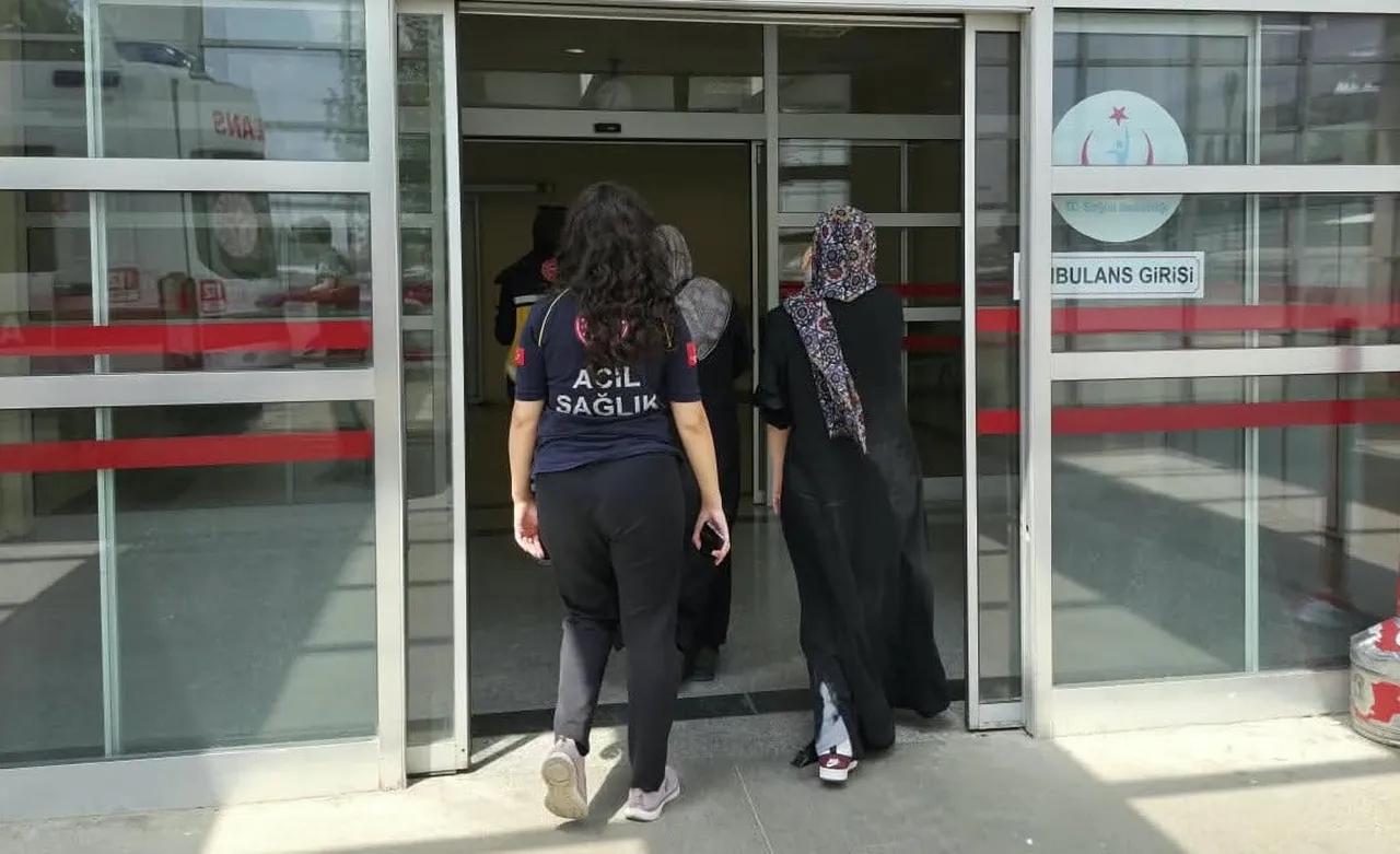 ADIYAMAN’DA MOTOSİKLETİN YAYALARA ÇARPMASI SONUCU 2 KİŞİ YARALANDI.