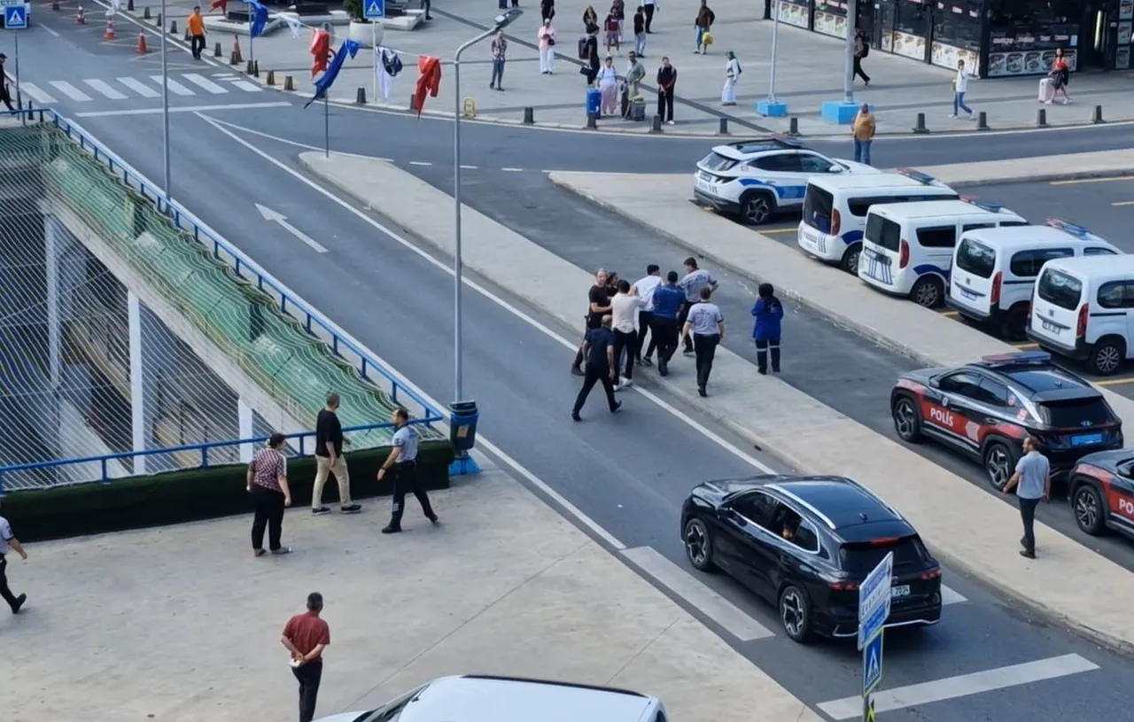 BAYRAMPAŞA BÜYÜK İSTANBUL OTOGARINDA TAKSİCİLER ARASINDA MÜŞTERİ KAVGASI ÇIKTI. ŞAHISLAR POLİS...
