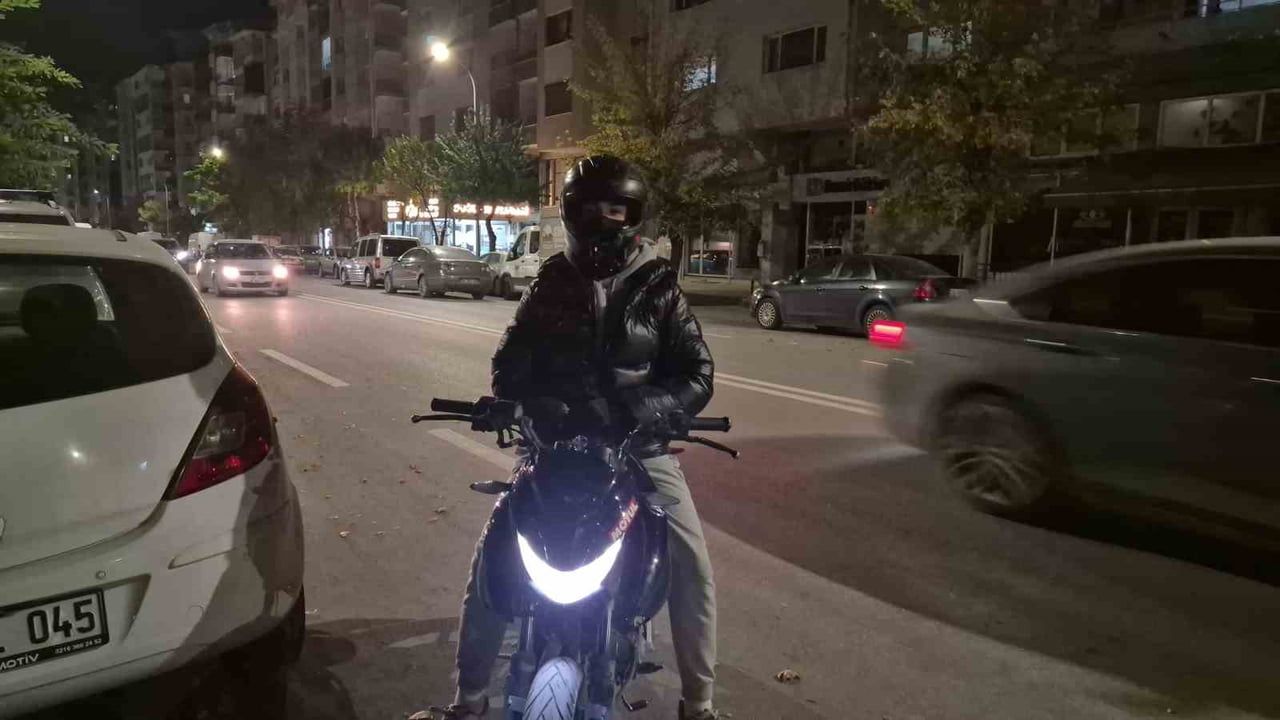 ESKİŞEHİR'DE MUSTAFA KEMAL ATATÜRK CADDESİ ÜZERİNDE SEYİR HALİNDE OLAN MOTOSİKLET SÜRÜCÜSÜ İLE...