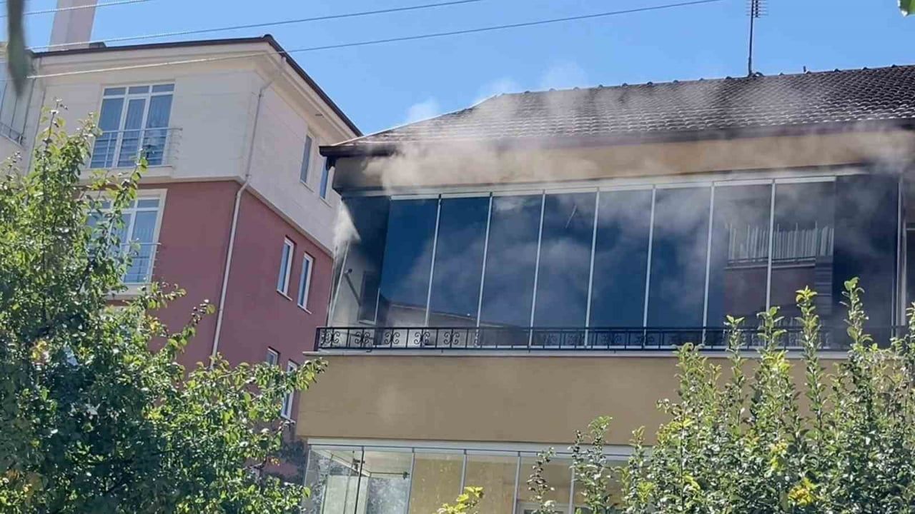 BOLU’DA 3 KATLI BİNANIN BALKONUNDA ELEKTRİK KAYNAKLI ÇIKAN YANGIN, PANİĞE NEDEN OLDU. İTFAİYE...