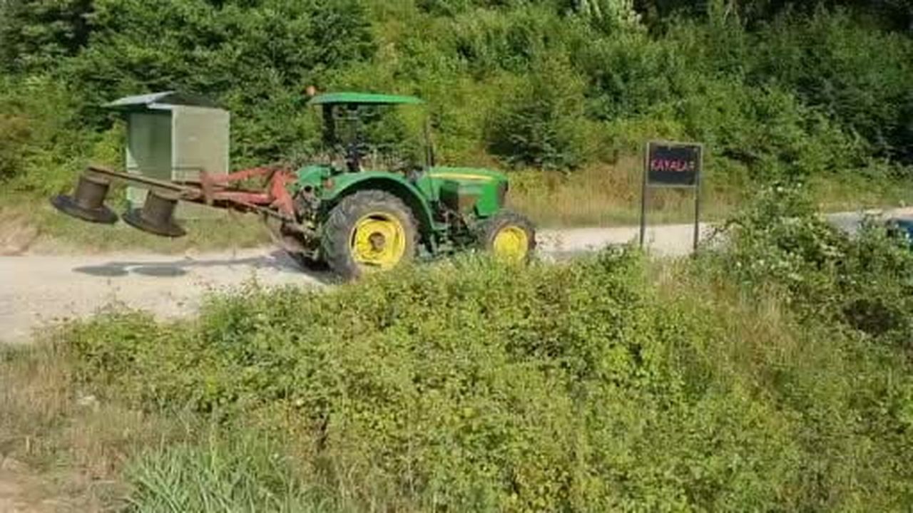 Sinop'ta otomobil şarampole devrildi: 2 yaralı