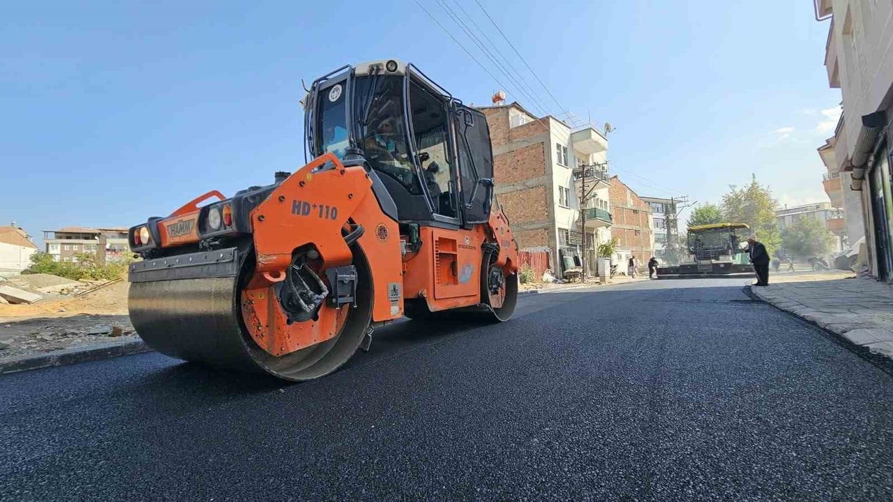 BATTALGAZİ BELEDİYESİ TOKİ KONUTLARININ BAĞLANTI YOLLARINI ASFALTLADI