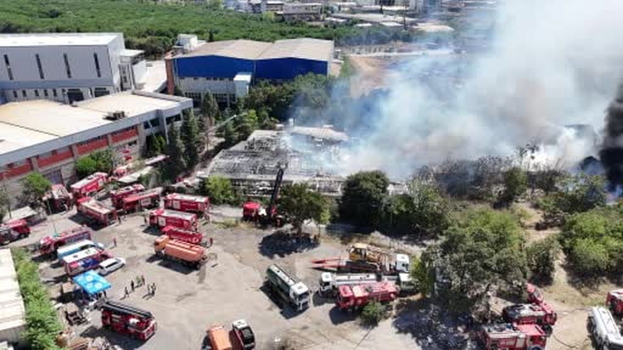 Tuzla'daki fabrika yangını kısmi olarak kontrol altına alındı
