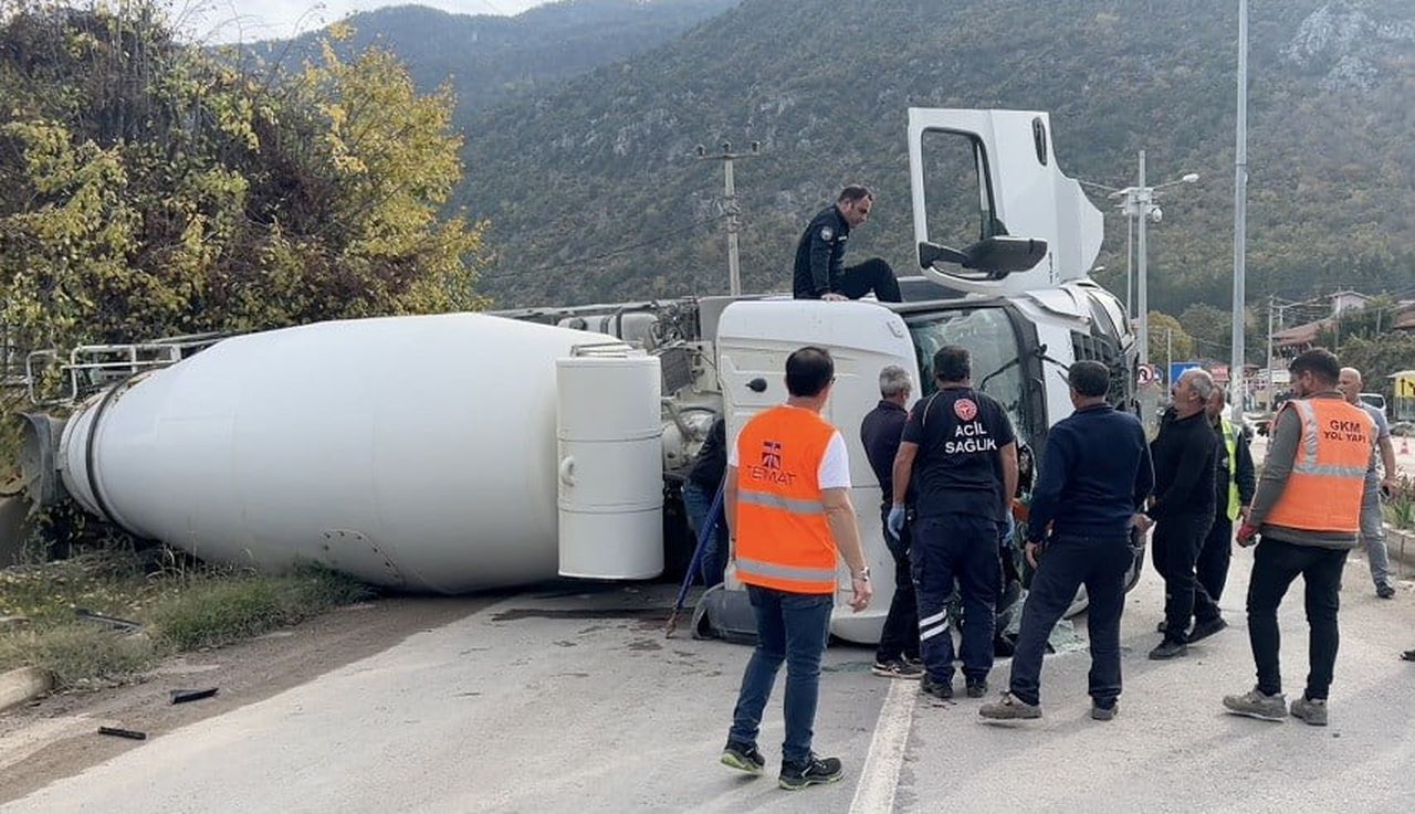 ARAÇ SÜRÜCÜ EKİPLER TARAFINDAN BULUNDUĞU YERDEN ÇIKARILDI