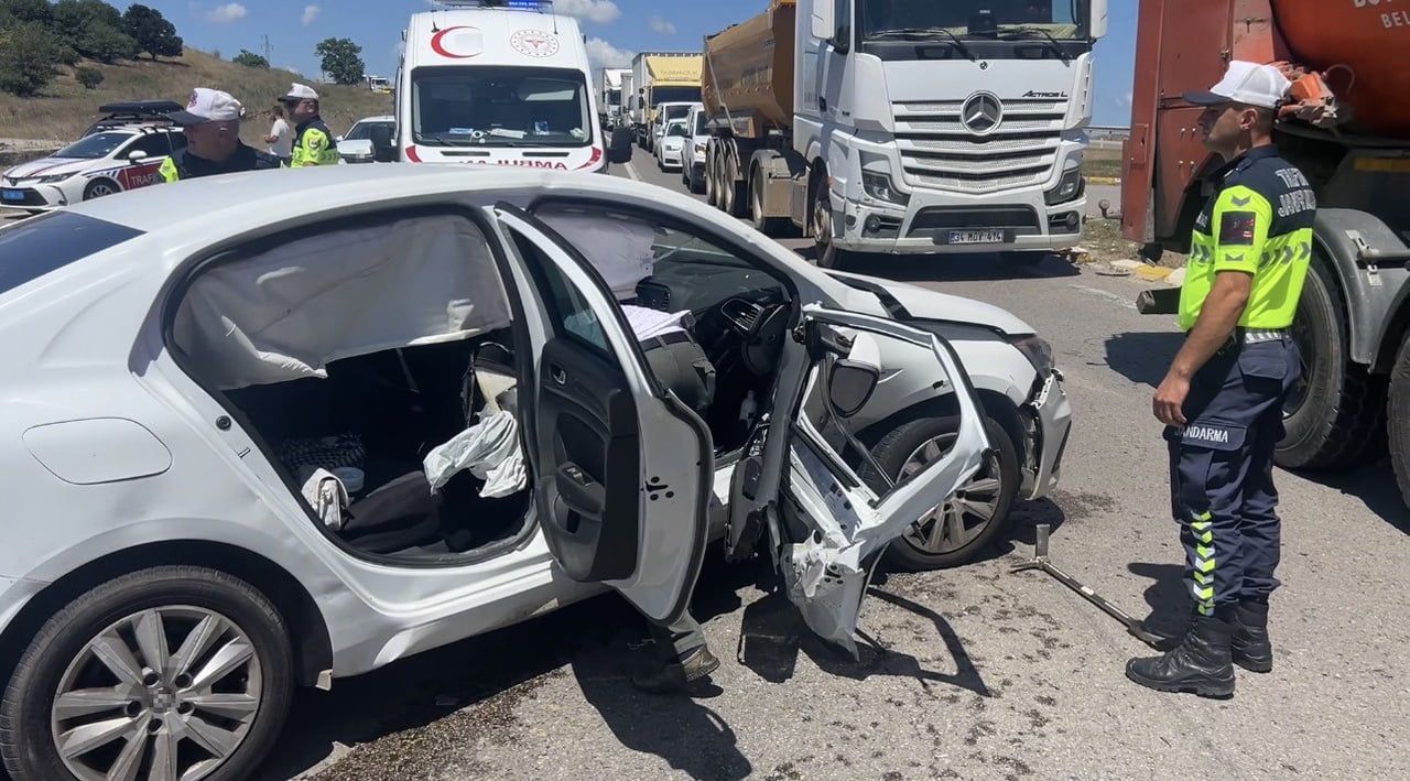 PENDİK'TE OTOMOBİLLERİN KAVŞAKTA ÇARPIŞTIĞI KAZADA 2 KİŞİ YARALANDI.