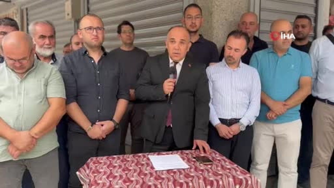 Manisa’da silahlı soygun girişimini kınayan kuyumcular aynı anda kepenk indirdi