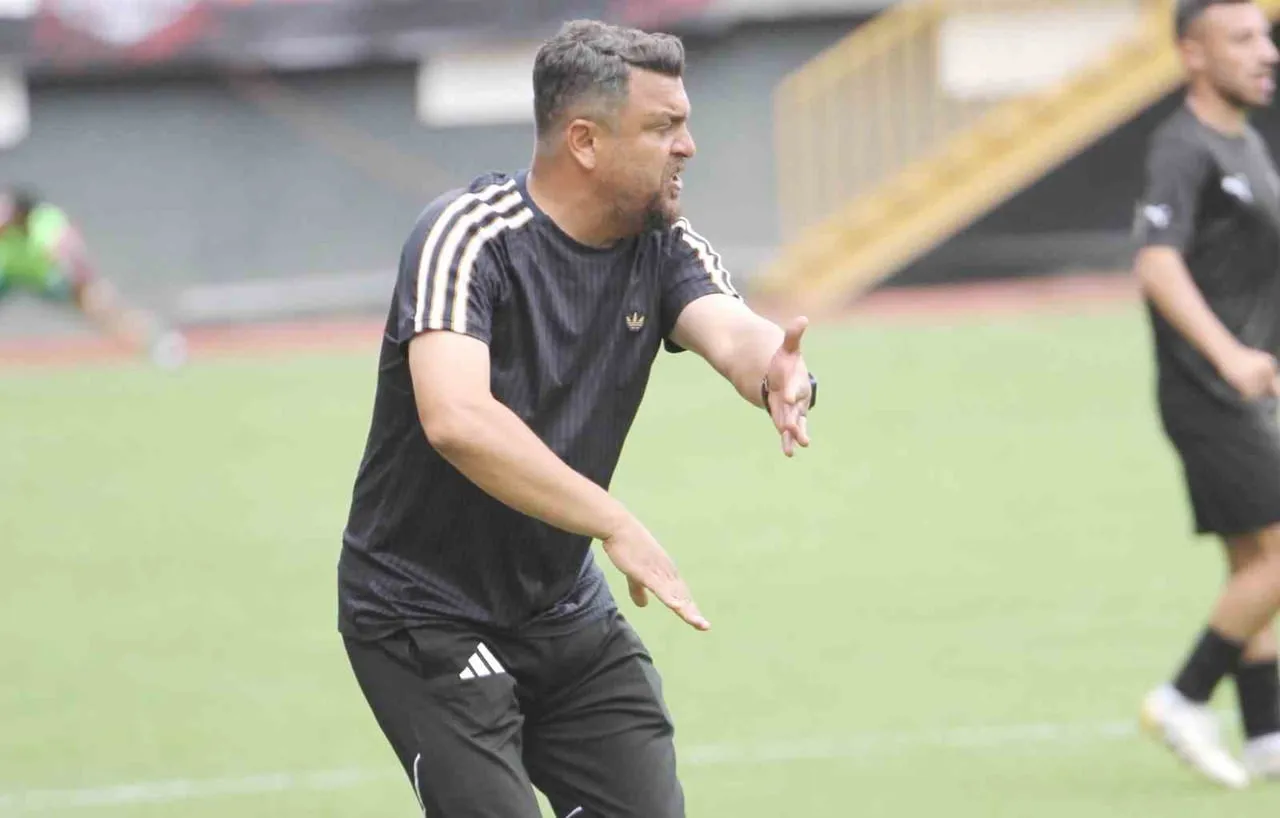 MANİSA SÜPER AMATÖR KÜME EKİPLERİNDEN SALİHLİ BELEDİYESPOR, TEKNİK DİREKTÖR HOZE" LAKAPLI MURAT...
