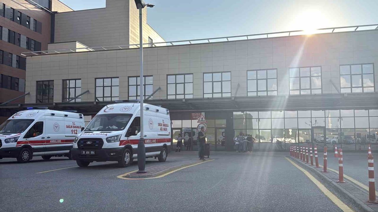 OLAY YERİNDE GERÇEKLEŞTİRİLEN İLK MÜDAHALENİN ARDINDAN ÇOCUK, AMBULANSLA ESKİŞEHİR ŞEHİR...