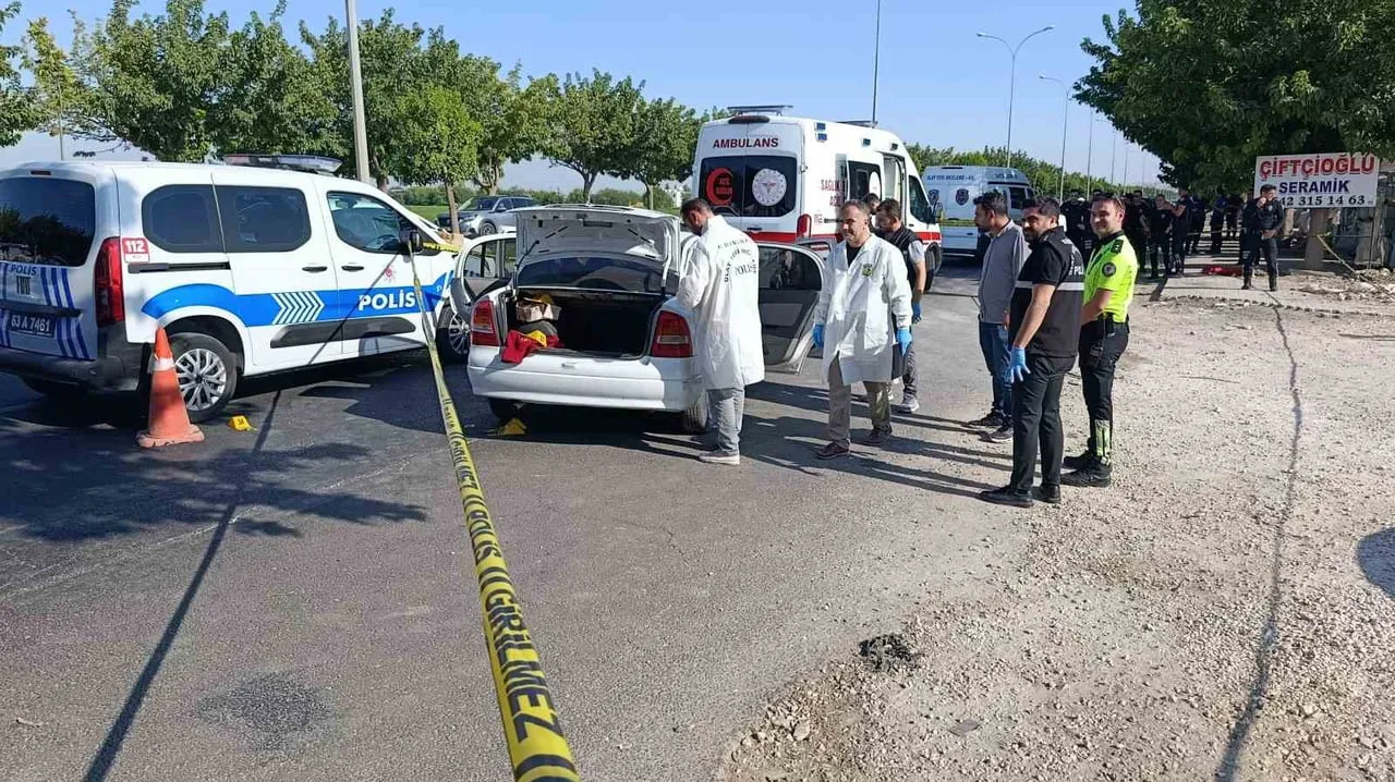 ŞANLIURFA'DA OTOMOBİLE SİLAHLI SALDIRI: 1 ÖLÜ, 1 YARALI
