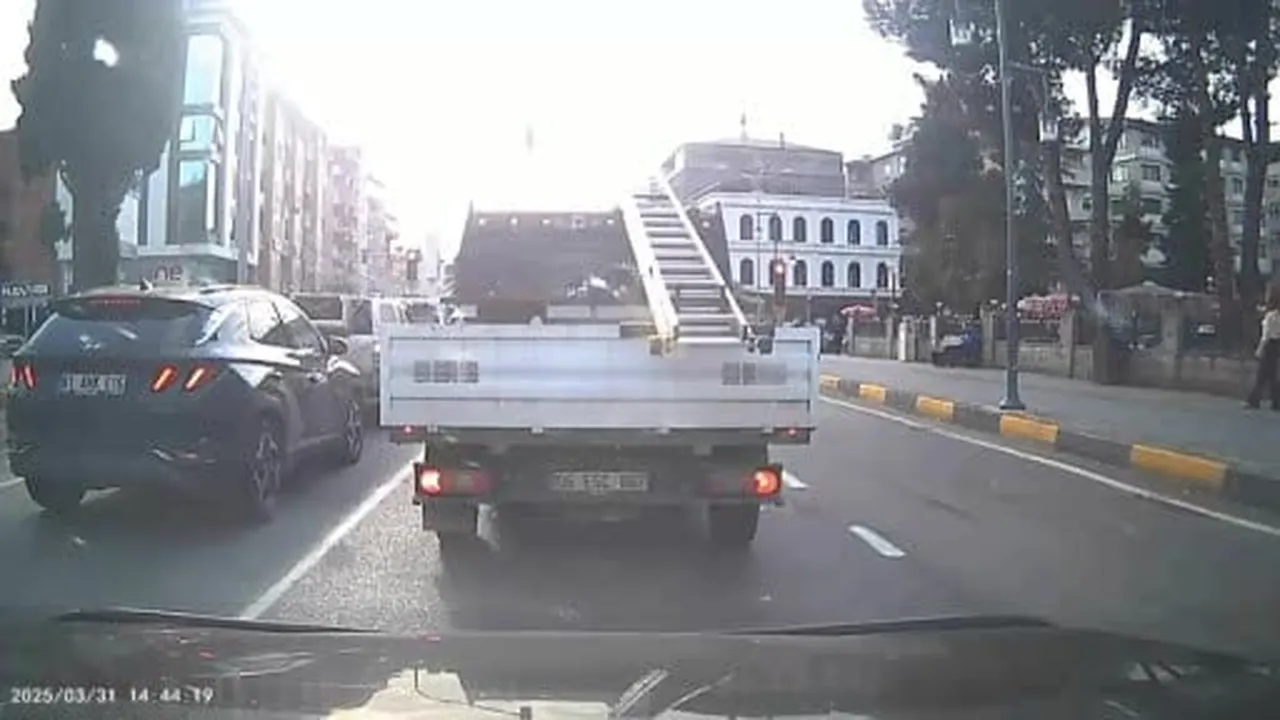 Elektrikli bisikletle araçların arasından geçerken kaza yaptılar...O anlar kamerada