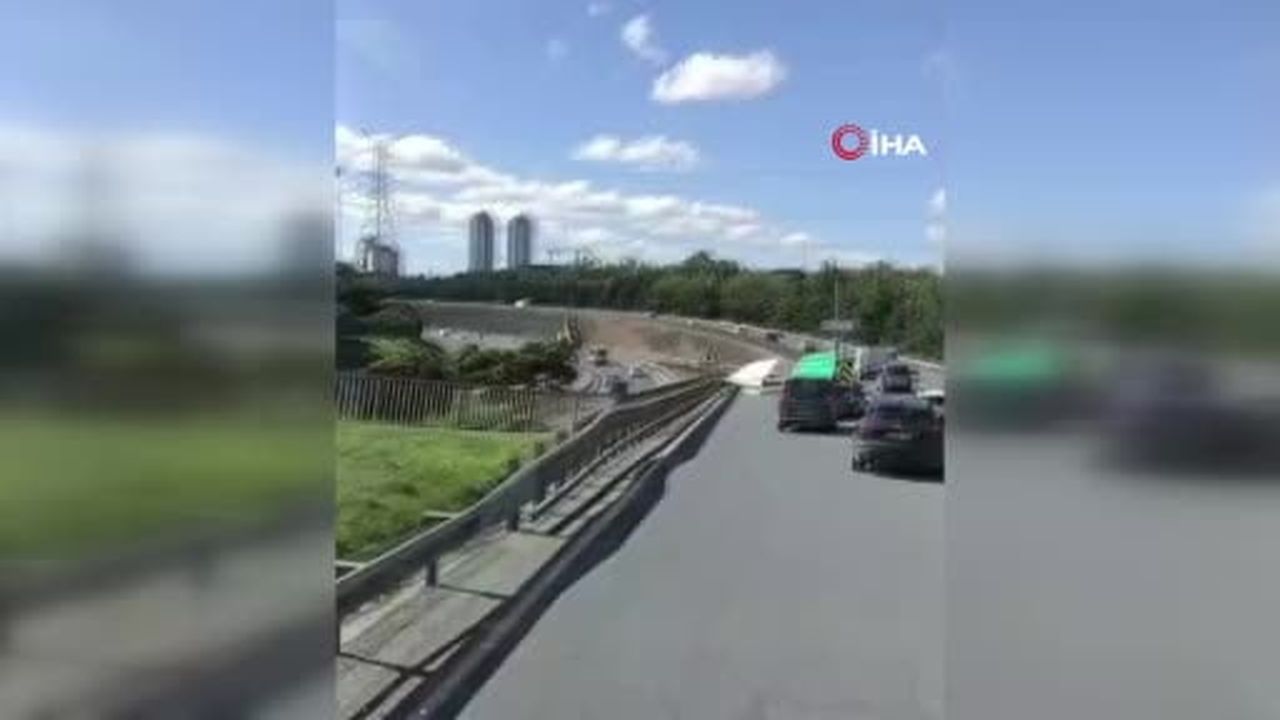 Esenler'de damperi açık kalan kamyon tabelaları devirdi